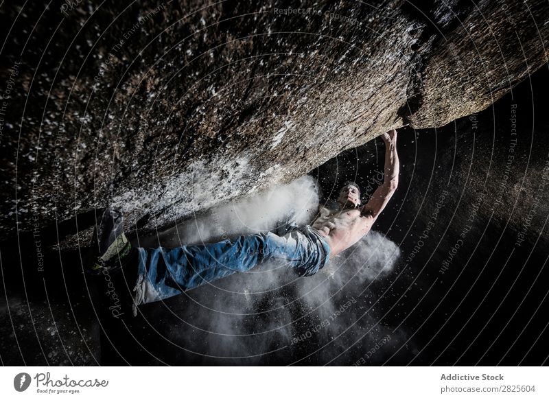 Ein Mann, der aus Magnesium auf den Felsen klettert, Berg in der Dämmerung. Kreativität Mensch Kreide Klettern stark sportlich Entscheidungen Energie Finger