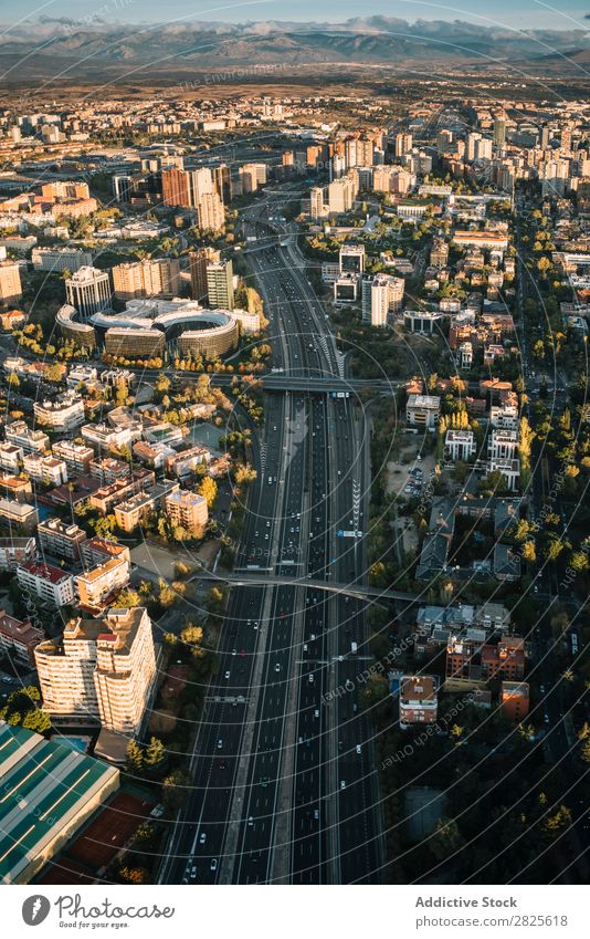 Luftaufnahme der Hauptstraße der Stadt Madrid Skyline modern Autobahn Großstadt Straße Architektur Megapolis Metropolitan Fluggerät Landschaft Konstruktion