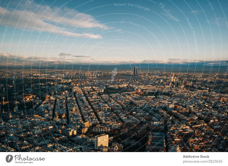 Landschaft der Stadt Madrid mit entwickelter Infrastruktur Skyline modern Entwicklung Berge u. Gebirge Strukturen & Formen Architektur Megapolis Aussicht