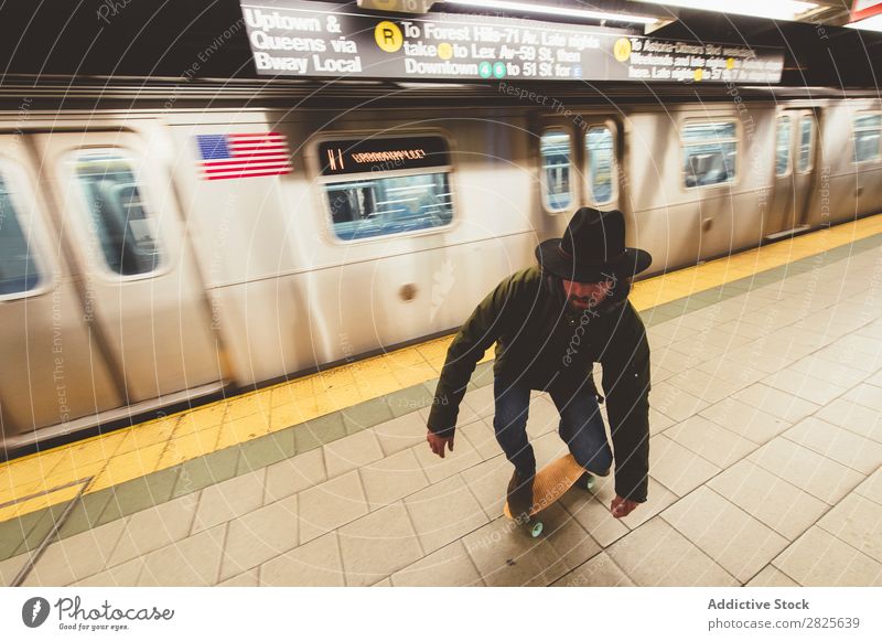 Mann auf dem Skateboard in der U-Bahn Reiten Textfreiraum Coolness selbstbewußt Hut bärtig ernst brutal Vollbart Mensch Großstadt Schickimicki Erwachsene lässig