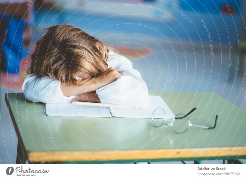 Schülermädchen schläft im Klassenzimmer Mädchen Klassenraum schlafen Schreibtisch Müdigkeit ruhen Pause Erholung Tisch niedlich Bildung Schule Schulklasse