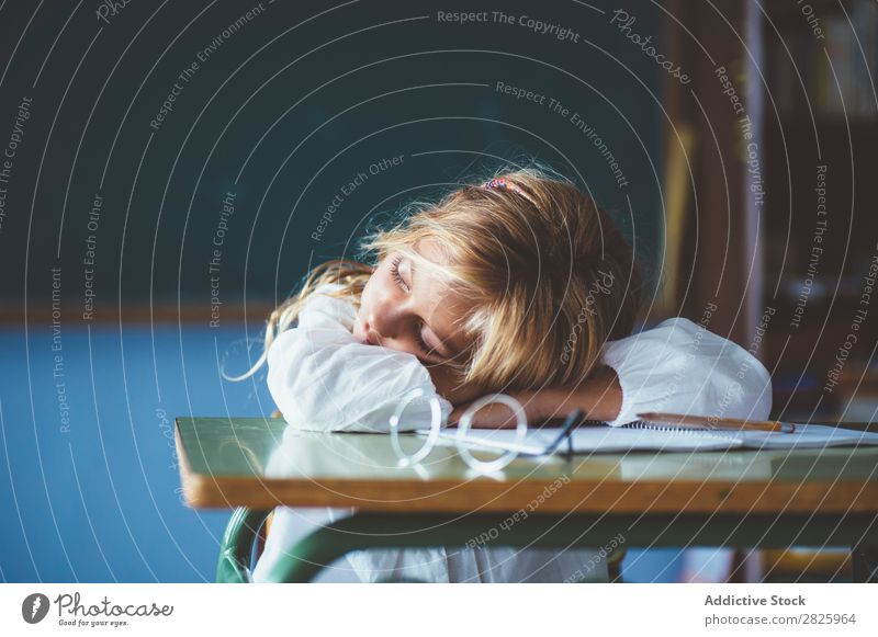 Schülermädchen schläft im Klassenzimmer Mädchen Klassenraum schlafen Schreibtisch Müdigkeit ruhen Pause Erholung Tisch niedlich Bildung Schule Schulklasse