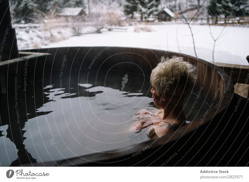 Blonde Frau, die in der äußeren Tauchwanne schwimmt. Schwimmsport Natur Winter Wasser Gesundheit schön Ferien & Urlaub & Reisen Rumänien Im Wasser treiben