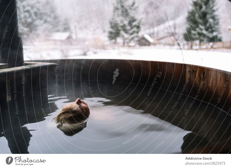 Frau entspannt sich in der Tauchwanne Schwimmsport Natur Winter Wasser Gesundheit schön Ferien & Urlaub & Reisen Rumänien Im Wasser treiben Schnee blond Eis