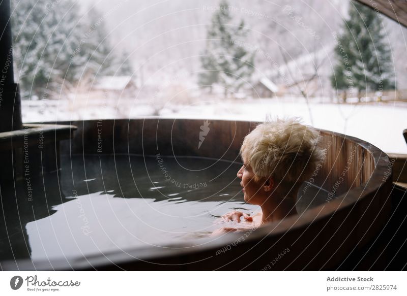 Blonde Frau, die in der äußeren Tauchwanne schwimmt. Schwimmsport Natur Winter Wasser Gesundheit schön Ferien & Urlaub & Reisen Rumänien Im Wasser treiben