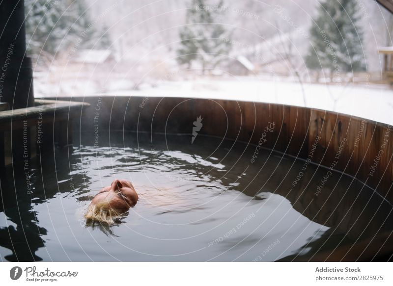 Frau entspannt sich in der Tauchwanne Schwimmsport Natur Winter Wasser Gesundheit schön Ferien & Urlaub & Reisen Rumänien Im Wasser treiben Schnee blond Eis