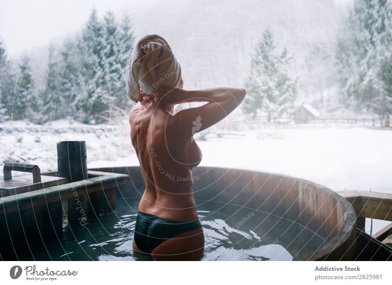 Nackte Frau, die in der Tauchwanne steht. Schwimmsport Natur Winter Wasser Gesundheit schön Ferien & Urlaub & Reisen Rumänien Im Wasser treiben oben ohne stehen