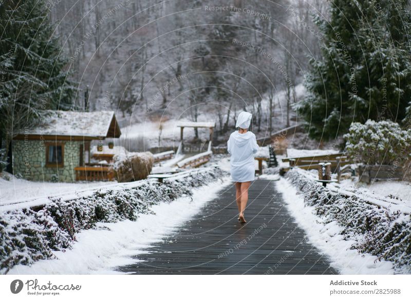 Frau im Bademantel geht in den Wald. Natur Winter laufen Promenade Gang Gesundheit schön Ferien & Urlaub & Reisen Rumänien Schnee Eis natürlich Mensch nass kalt