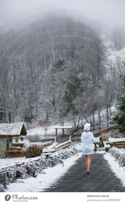 Frau im Bademantel geht in den Wald. Natur Winter laufen Promenade Gang Gesundheit schön Ferien & Urlaub & Reisen Rumänien Schnee Eis natürlich Mensch nass kalt
