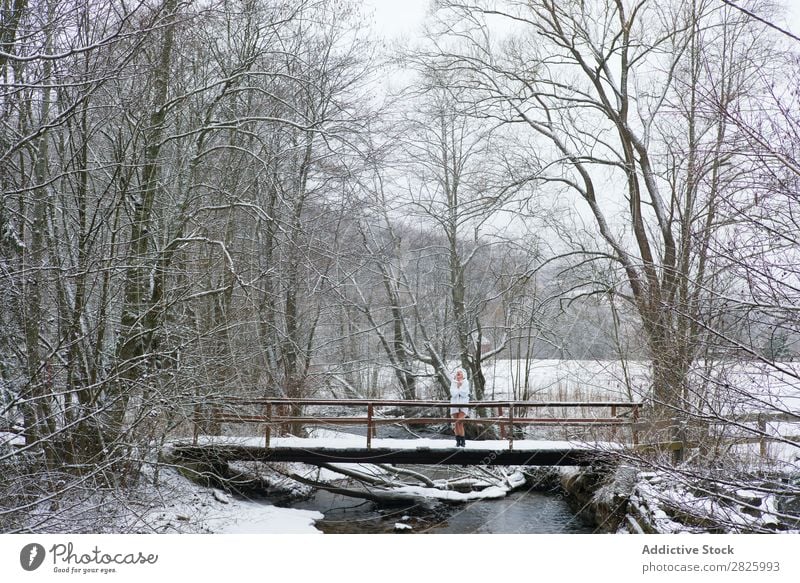 Frau im Bademantel auf der Brücke Natur Winter Wald stehen Gesundheit schön Ferien & Urlaub & Reisen Rumänien Schnee Eis natürlich Mensch nass kalt
