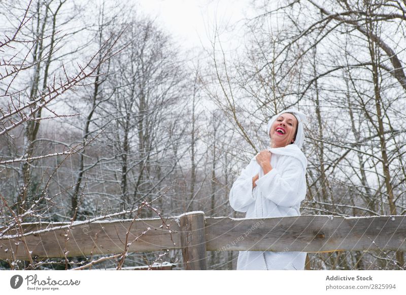 Fröhliche Frau im Handtuch am Fluss Natur Winter Wald Gesundheit Bademantel heiter Ausziehen Glück schön Ferien & Urlaub & Reisen Rumänien Schnee Eis natürlich