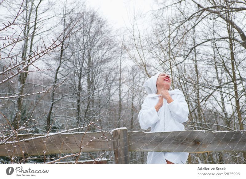 Fröhliche Frau im Handtuch am Fluss Natur Winter Wald Gesundheit Bademantel heiter Ausziehen Glück schön Ferien & Urlaub & Reisen Rumänien Schnee Eis natürlich