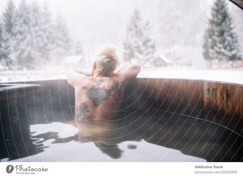 Tätowierte blonde Frau, die in der Tauchwanne schwimmt. Schwimmsport Natur Winter tätowiert oben ohne Wasser Gesundheit schön Ferien & Urlaub & Reisen Rumänien