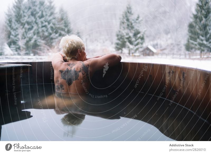 Tätowierte blonde Frau, die in der Tauchwanne schwimmt. Schwimmsport Natur Winter tätowiert oben ohne Wasser Gesundheit schön Ferien & Urlaub & Reisen Rumänien