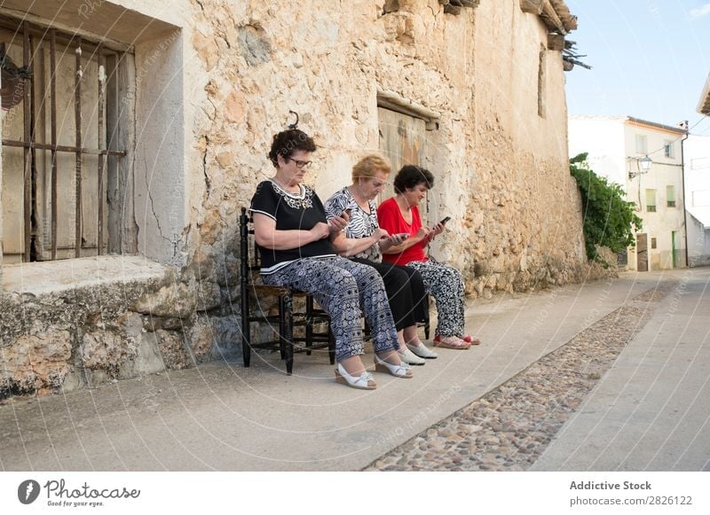 Drei Frauen im Alter fortgeschritten mit Smartphone alt Mensch Telefon neu Vernetzung Lifestyle reif Mobile modern in den Ruhestand getreten berühren