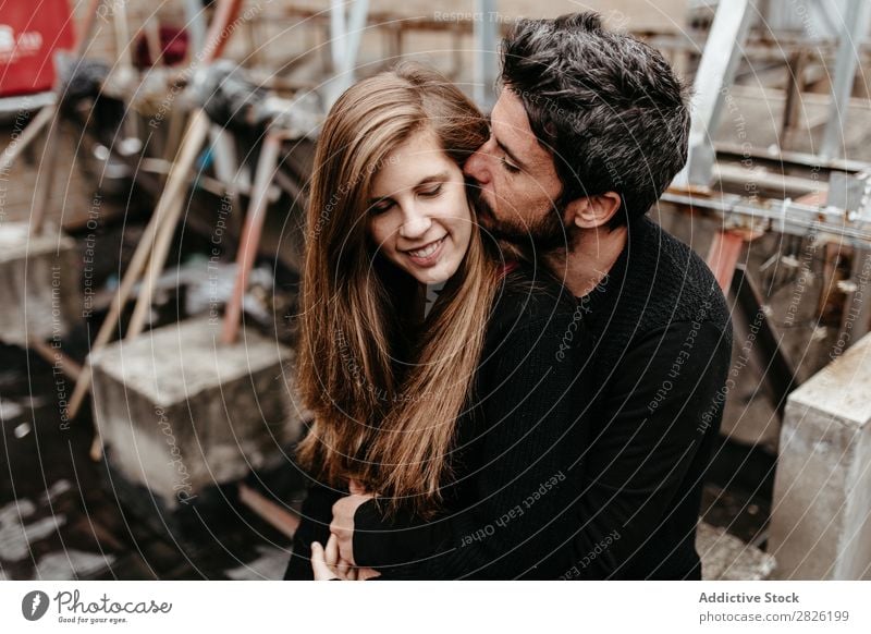 Mann küsst Freundin Ohr von hinten Paar Küssen Umarmen Liebe Zusammensein Dach Glück Partnerschaft schön Fröhlichkeit Erwachsene Jugendliche Mädchen Romantik