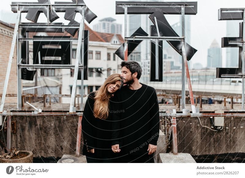 Glückliches Paar auf dem Dach Umarmen Dachterrasse Großstadt Liebe Aussicht Küssen romantisch Zusammensein schön Jugendliche Mann Frau Romantik Partnerschaft
