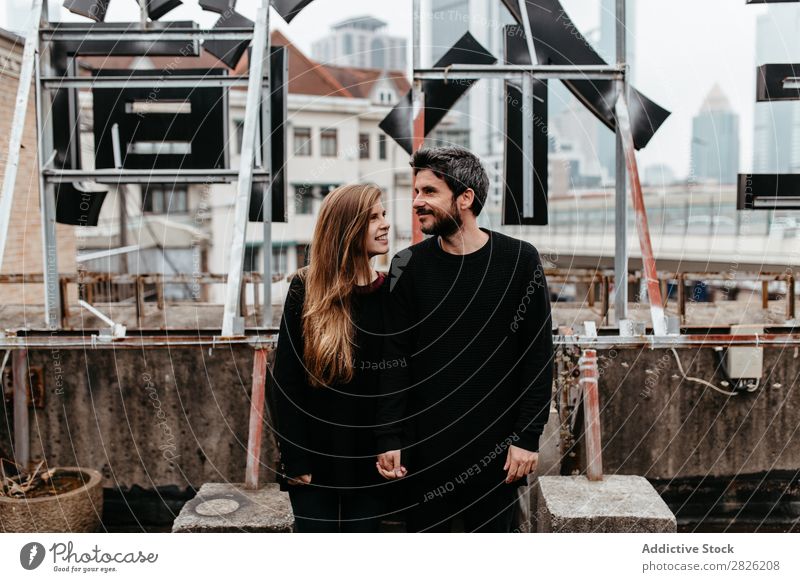 Glückliches Paar auf dem Dach Umarmen Dachterrasse Großstadt Liebe Aussicht Küssen romantisch Zusammensein schön Jugendliche Mann Frau Romantik Partnerschaft