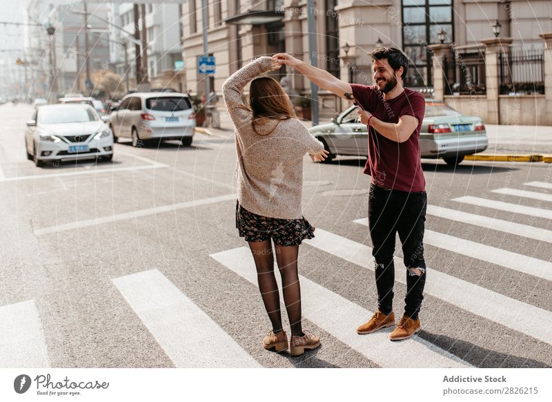 Glückliches Paar tanzt auf dem Zebrastreifen Tanzen Straße Großstadt schön Zusammensein Lächeln Lifestyle Mann Mädchen Frau Stadt Fußgänger Fußgängerübergang
