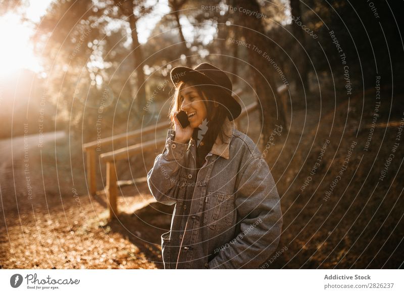 Frau spricht Telefon auf der Straße sprechen Tourist Wald Porträt Technik & Technologie Herbst Jugendliche Sonnenuntergang ländlich Natur stumm stehen