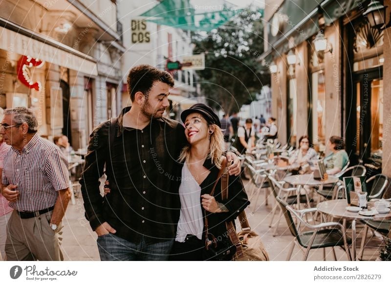 Ein glückliches Paar, das auf der Straße geht. laufen Glück Café Großstadt Jugendliche Liebe Mensch Lifestyle Frau Mann Romantik Zusammensein Lächeln