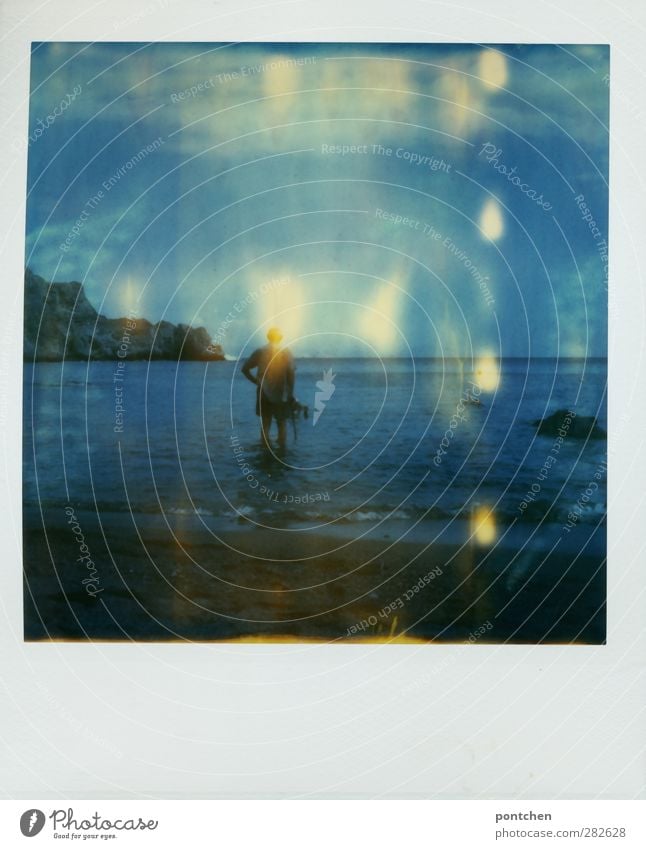 Älterer Mann steht knöcheltief im Meer. Urlaub und Erholung. Kreta. Polaroid Erwachsene 1 Mensch Natur Schönes Wetter Strand stehen blau Felsen Farbfoto