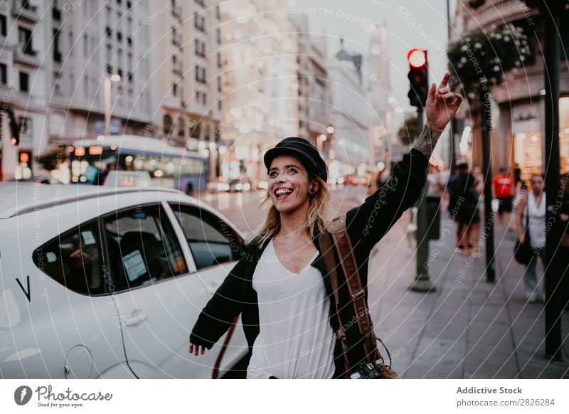 Glückliches Mädchen, das auf der Straße posiert. Frau Taxi Großstadt Jugendliche Lifestyle Ferien & Urlaub & Reisen PKW Mensch Verkehr Tourist schön Stadt
