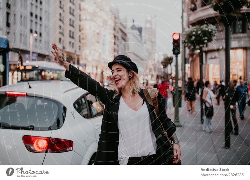 Frau nimmt ein Taxi in der Stadt nehmen Straße Großstadt Jugendliche Lifestyle Ferien & Urlaub & Reisen PKW Mädchen Mensch Verkehr Tourist schön Tourismus