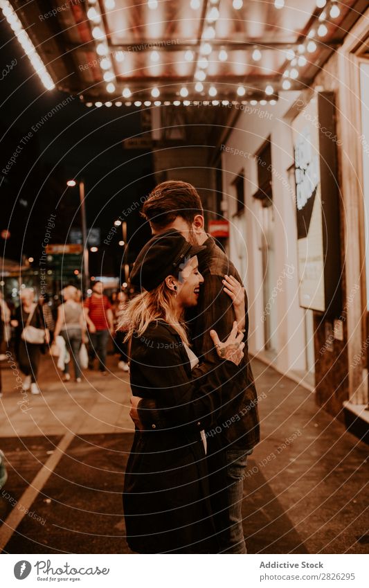 Ein Paar, das sich auf der Abendstraße umarmt. umarmend Straße überfüllt Liebe romantisch Romantik schön Lifestyle Mann Frau Zusammensein Großstadt Liebespaar