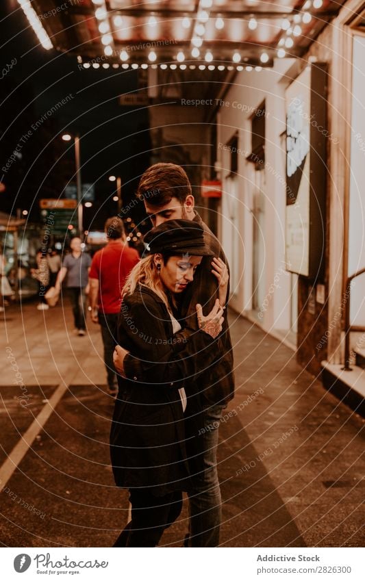 Ein Paar, das sich auf der Abendstraße umarmt. umarmend Straße überfüllt Liebe romantisch Romantik schön Lifestyle Mann Frau Zusammensein Großstadt Liebespaar
