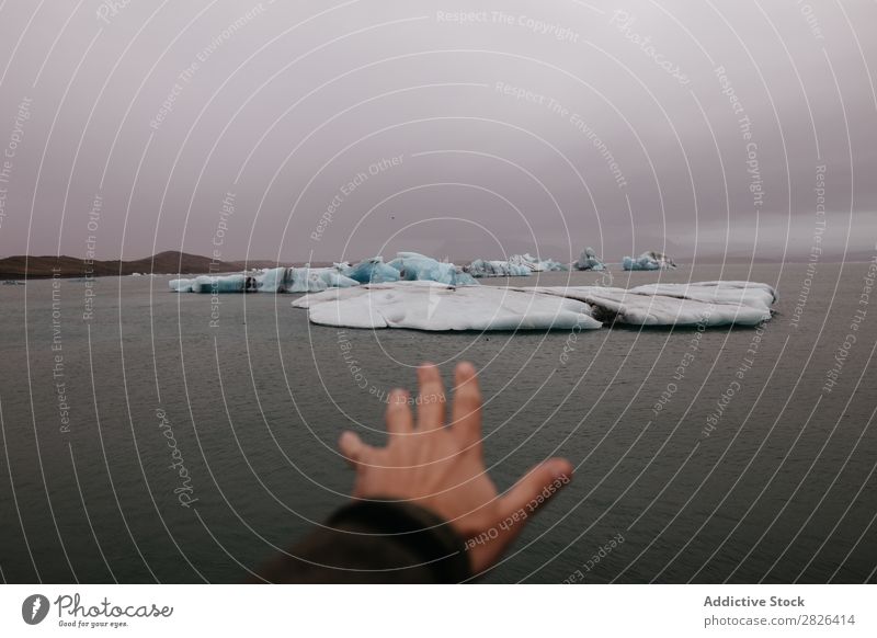 Ernte von Hand zum Gletscher ausgestreckt Mann Meer Island Eis Landschaft Eisberg Aussicht Küste trist extrem Seeküste Abenteuer Natur Wolkendecke Freiheit
