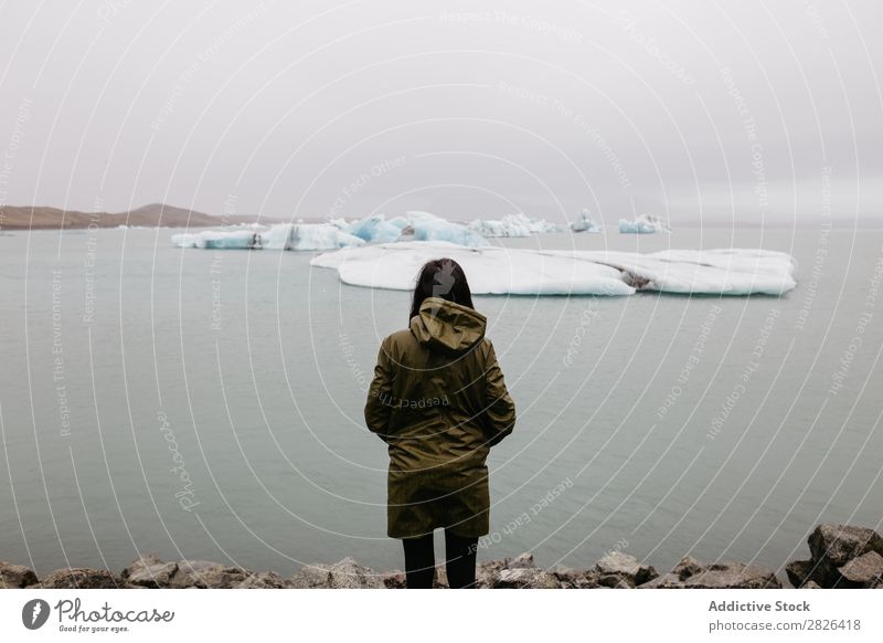 Anonyme Frau, die den Gletscher ansieht. Meer Natur Eis Landschaft Ferien & Urlaub & Reisen Tourismus Island Umwelt Eisberg Winter weiß schwer polar Wasser