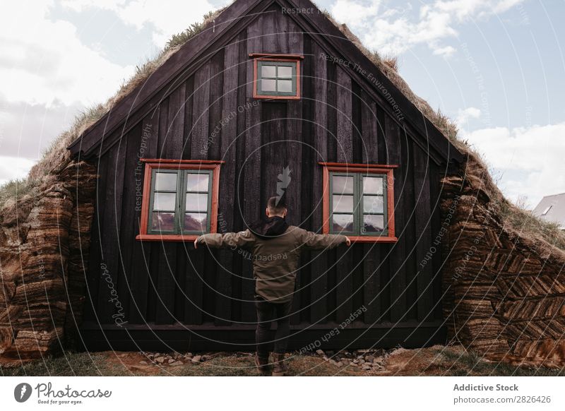 Anonymer Mann, der in der Nähe der alten Kirche posiert. Körperhaltung Attraktion antik Island Tourismus Ferien & Urlaub & Reisen Landschaft Wahrzeichen