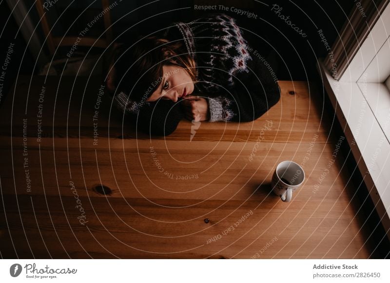 Frau auf dem Tisch liegend mit Tasse schlafen Island heimwärts Morgen erschöpft Müdigkeit träumen schlafend Stress Erholung Innenaufnahme aussruhen Becher