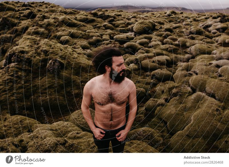 Hemdloser muskulöser bärtiger Mann in isländischer Natur oben ohne Jugendliche Sommer Lifestyle Mensch Berge u. Gebirge gutaussehend ohne Hemd Körper Aussicht