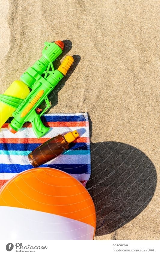 Handtuch, Strandball, Sonnencreme und Wasserpistole am Strand Flasche Freude Kosmetik Creme Gesundheit Gesundheitswesen Erholung Freizeit & Hobby Spielen