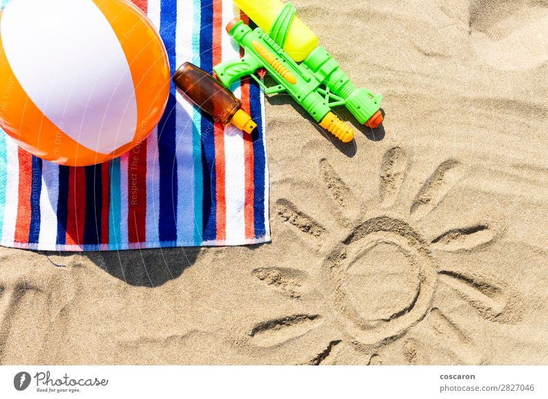 Handtuch, Strandball, Sonnencreme und Wasserpistole am Strand Flasche Freude Creme Gesundheit Gesundheitswesen Erholung Freizeit & Hobby Spielen