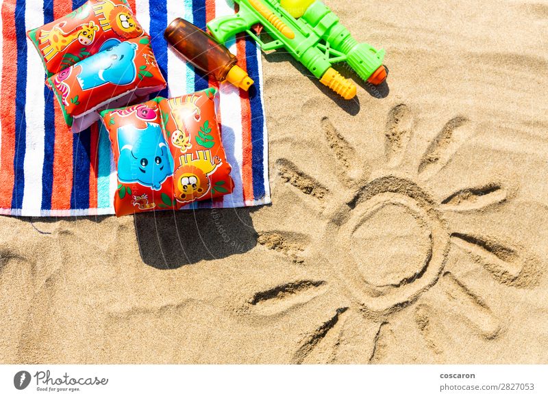 Handtuch, Schwimmer, Wasserwerfer und Sonnenschutz am Strand Flasche Lifestyle Freude Haut Kosmetik Creme Gesundheitswesen Erholung Freizeit & Hobby