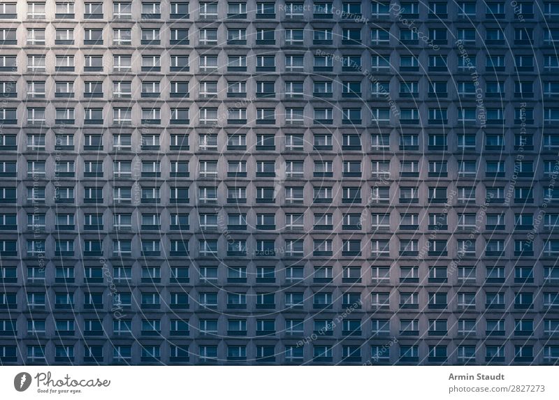 architektonisches Muster, Betonfassade eines miserablen Wolkenkratzers Fassade Konformität Anonymität Hintergrund übergangslos Wiederholung Megastadt anonym