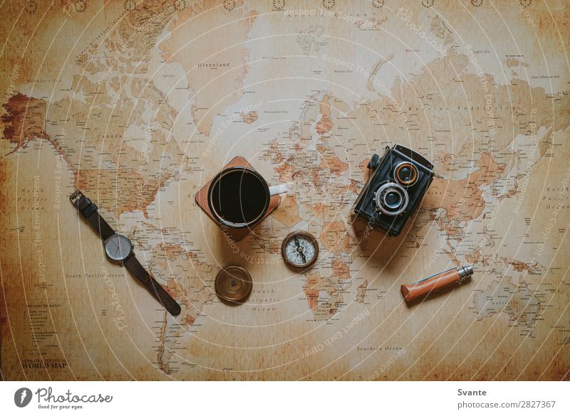 Draufsicht der Reiseartikel auf der Weltkarte Getränk Heißgetränk Kaffee Tee Tasse Becher Lifestyle Stil Design Ferien & Urlaub & Reisen Ausflug Abenteuer