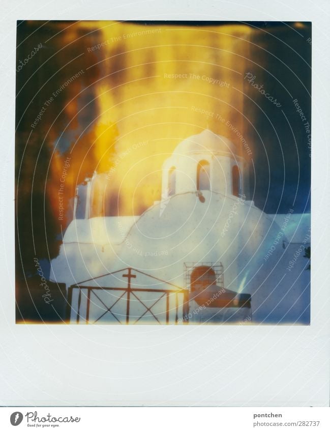Polaroid zeigt weiße Kirche in Griechenland auf santorini Glaube Religion & Glaube Christliches Kreuz blau Gebäude Fenster Farbfoto
