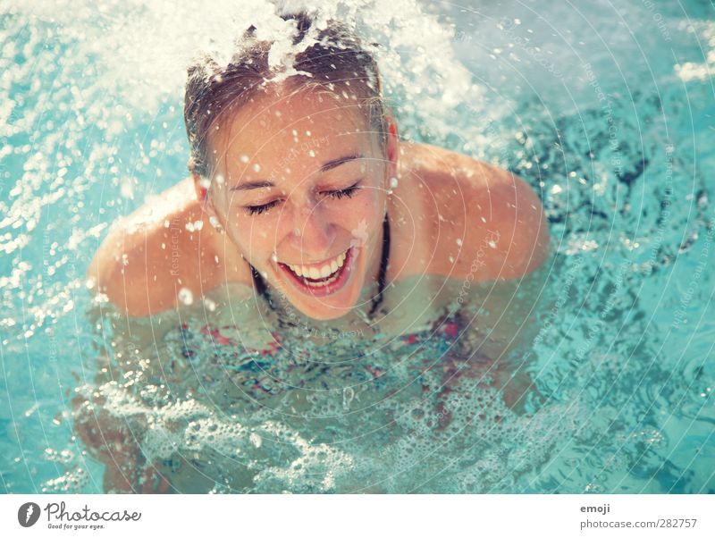 fresh feminin Junge Frau Jugendliche 1 Mensch 18-30 Jahre Erwachsene Wasser Sommer Schönes Wetter Fröhlichkeit frisch blau lachen Glück Freude Wellness