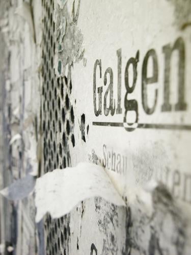 Wenn alle Stricke reißen - das Wort Galgen an einer alten Plakatwand Text Schriftzeichen Mauer Wand Werbebranche Vergangenheit Zerstörung Selbstmord Mittelalter