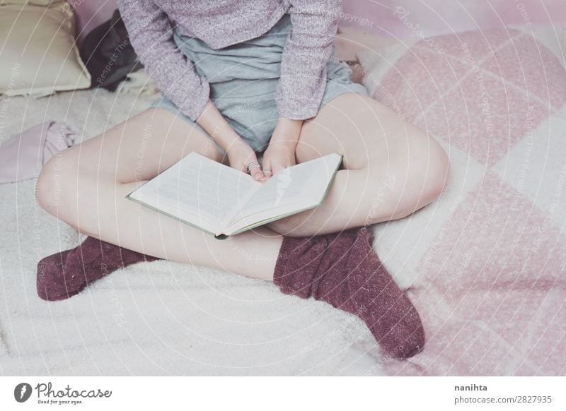 Junge Frau beim Lesen in ihrem Schlafzimmer Lifestyle Erholung ruhig Freizeit & Hobby lesen Bildung lernen Schüler feminin Jugendliche Erwachsene Beine 1 Mensch