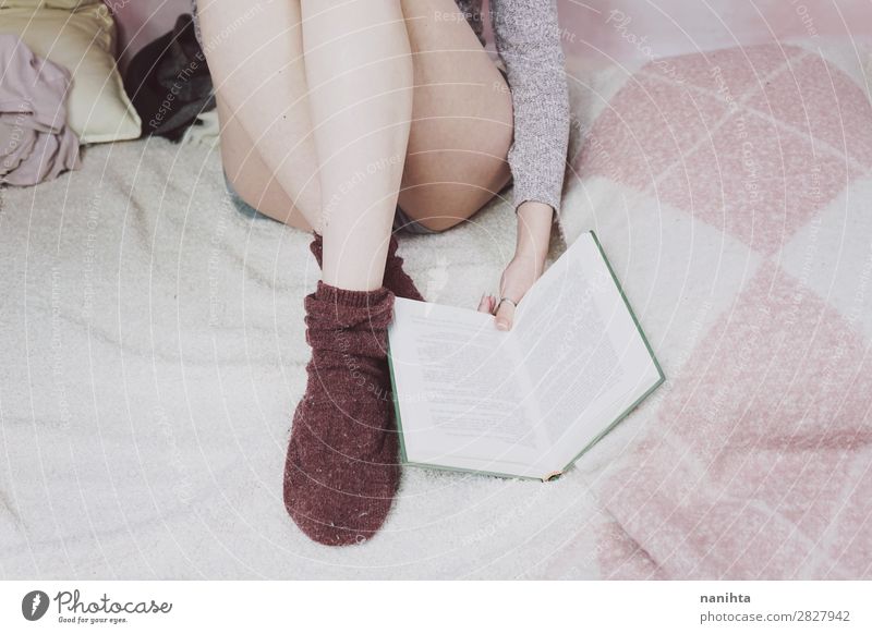 Junge Frau liest ein Buch in ihrem Schlafzimmer. Lifestyle Leben Erholung ruhig Freizeit & Hobby lesen Schüler feminin Jugendliche Erwachsene Beine Fuß Kunst