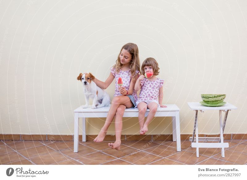 Zwei schöne Schwester Kinder essen Wassermelonen-Eiscreme. Frucht Speiseeis Essen Freude Glück Ferien & Urlaub & Reisen Sommer Haus Garten feminin Baby