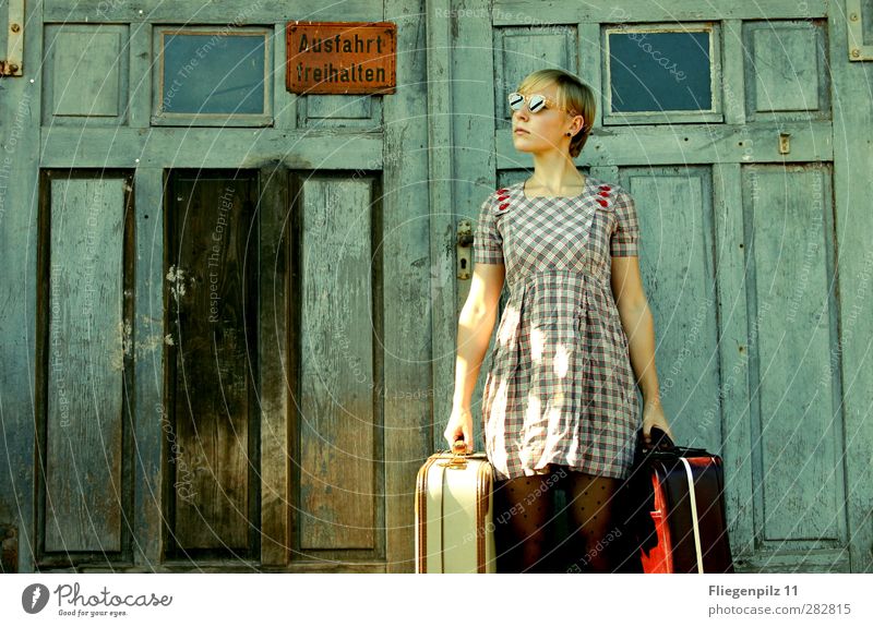Reisezeit Stil Ausflug feminin Junge Frau Jugendliche Körper 1 Mensch 18-30 Jahre Erwachsene Tür Mode Bekleidung Kleid Strumpfhose Tasche Koffer Sonnenbrille