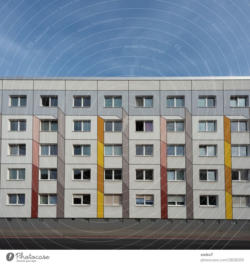 Plattenbau Fassade Haus Hochhaus Fenster Klischee trist Stadt gelb grau orange gleich Langeweile Symmetrie Dessau anonym Menschenleer Textfreiraum oben