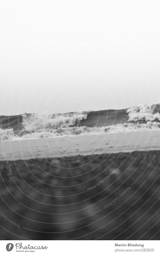 schiffbrüchig Urelemente Wasser Horizont schlechtes Wetter Wellen Küste Strand Nordsee liegen bedrohlich unten grau schwarz weiß Einsamkeit Erschöpfung Stimmung