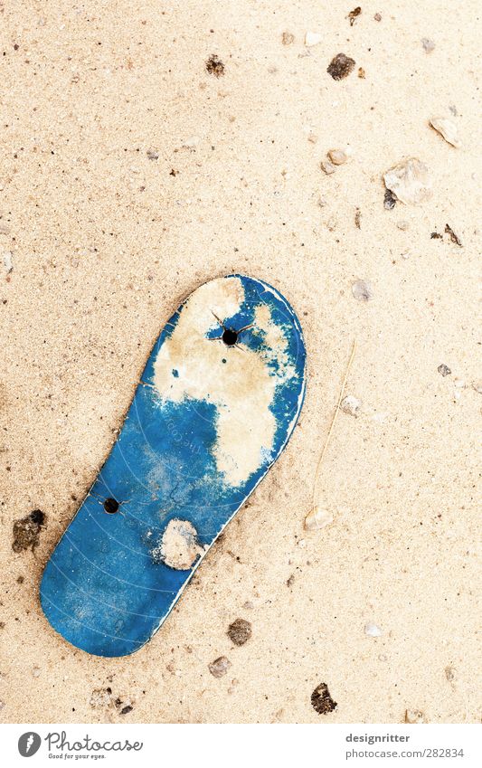 Spuren im Sand Fuß Umwelt Klima Wärme Dürre Wüste Sinai-Berg Ägypten Asien Fußgänger Mode Bekleidung Flipflops Kunststoff alt laufen stehen Armut kaputt blau